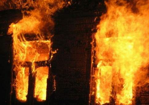 Три человека погибли во время пожара в заброшенном общежитии на Тенгизе